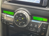 【左右独立型フルオートエアコン】運転席と助手席でそれぞれお好みの温度に設定可能。同乗者にも配慮した、快適な空調をお届け致します。