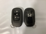 スマートキーを装備しています。鍵を差し込むことなくドアロックの開け閉めと、スタートボタン操作でのエンジンスタートができます。スペアキーも同じものを用意しております。