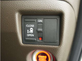 ◆片側電動スライドドア◆狭い駐車場でも乗り降りが楽々♪お子様が隣の車にドアを当ててしまう心配もございません!小さなお子様連れの方もこれで安心。