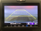 【バックカメラ】運転が苦手な方も車庫入れラクラクです!ギアをリバースに入れれば自動的に切り換わりますので、面倒な操作は不要です♪狭い駐車場もお車を傷つけず安心ですね!