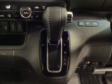CVT車のセレクトレバーです。低速から高速まで、変速ショックのないスムーズな走りを実現するとともに、エンジン効率のよい領域を維持することで燃費にも貢献します。