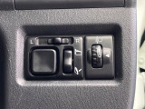 【電動格納ミラー】サイドミラーは電動格納式となっており、狭い駐車場でもキズがつくリスクを抑えられます。