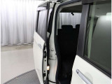 両側パワースライドドア付きだから、狭い駐車スペースなどでの 乗り降りラクラク!小さなお子さまのいるご家庭には嬉しい装備。