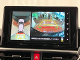 【パノラマモニター】 上から見下ろしたような映像が、運転の不安を軽くします。