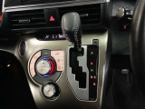 手元に自然と届く位置にシフトレバーが配置されているため、運転中の姿勢を崩さずスムーズに操作できます