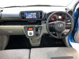 運転席周りのレイアウトをご覧ください。ナビゲーションが綺麗に装着されすっきり収まってますね!