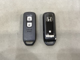 スマートキーを装備しています。鍵を差し込むことなくドアロックの開け閉めと、スタートボタン操作でのエンジンスタートができます。スペアキーも同じものを用意しております。