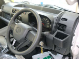 運転席側にも便利なドリンクホルダー付いています。