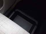 助手席シート下にはアンダーボックス装備です。
