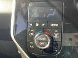 【オートエアコン】一度お好みの温度に設定すれば、車内の温度を検知し風量や温度を自動で調整。暑い&hellip;寒い&hellip;と何度もスイッチ操作をする必要はありません。快適な車内空間には必須の機能ですね♪