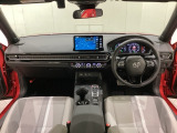 車内は光触媒抗菌消臭施工済です。スタイリッシュなデザインでスポーティなインパネ周りを演出します。グローブボックスやカップホルダーのほかにトレーなどたくさんの収納スペースが付いています。