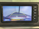 リバースギアに入れるだけで後方の表示へ切り替わります。夜間や雨の日の駐車も楽になりますよ。