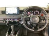 【ハンドル】運転にかかわる様々な操作を安全に行えるように視点移動が少なく操作性に配慮されたスイッチ類が凝縮されたコックピットです。