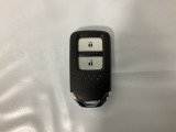 スマートキーを装備しています。鍵を差し込むことなくドアロックの開け閉めと、スタートボタン操作でのエンジンスタートができます。