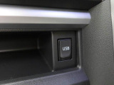 USBポートはスマートフォンの充電などにご利用いただけます♪