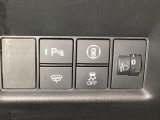ハンドルの右側にはヘットライトリベライザーとVSA(ABS+TCS+横滑り抑制)の解除スイッチがついています。ヘッドライトリベライザーは道路状況や積荷の加重に応じてライトの高さを調節できます。