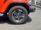 Jeepロゴ入り純正アルミホイール。