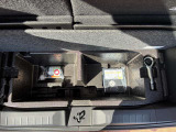トランクルームのフタを開けると付属の車載工具がございます(^^) 必要に応じて買い足していただくことも可能です!