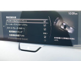こちらのお車には先進安全装備が多数搭載されています。衝突被害を回避あるいは軽減するためのブレーキや、後方死角からの接近警報、車線逸脱を防止する警報装置など、詳しくはスタッフまでお尋ねください。