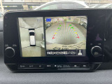 『アラウンドビューモニター』はスムーズな駐車と安全確認をサポートします。