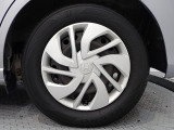 ホイールは車のデザインにマッチした専用タイプです。
