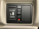 左側電動スライドドアは運転席からでも操作ができるように、ハンドル付近に開閉の操作スイッチが付いています。