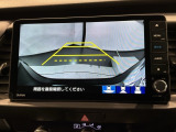 リバースギアに入れるだけで後方の表示へ切り替わります。夜間や雨の日の駐車も楽になりますよ。