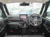広いフロントガラスで視界良好の運転席。