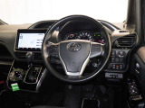 運転席まわりです。 各操作スイッチは使いやすい位置に配置されてます。