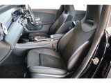 メルセデスのシートは少し硬めになっております。長時間の運転の際、適度な反発があることでお尻や腰の負担を減らす効果が御座います。