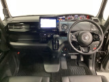 車内は光触媒抗菌消臭施工済です。スタイリッシュなデザインでスポーティなインパネ周りを演出します。グローブボックスやカップホルダーのほかにトレーなどたくさんの収納スペースが付いています。