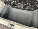 ラゲッジスペース下には便利な収納スペースがあります。