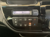 お好みの温度に調整して車内を快適に過ごすことができるオートエアコン