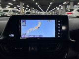 ディスプレイオーディオやカーナビは、現代のドライブにおいて欠かせない装備のひとつです。初めての場所でも迷いにくく、快適なルート案内で運転をサポートします。移動中のエンターテインメント性も高まります。