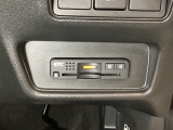 ハンドルの右下にETCがついています。高速道路の料金所の通過も楽々です!。 カードの取り出しもしやすい場所についています。