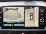 【マルチビューカメラシステム】フロントビューだけでなく、グラウンドビューも表示!自車を上空から見下ろしたような映像が表示されるので、駐車時などにドライバーの死角を減らすことができます。