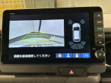リバースギアに入れるだけで後方の表示へ切り替わります。夜間や雨の日の駐車も楽になりますよ。