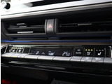 『1台』のお車に対して、3名体制で日々議論を重ね仕入れを行っております。