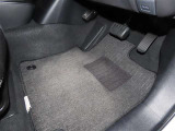 内装工程では、中古車を気持ちよくお乗りいただけるよう清掃しております。