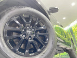 【純正18インチアルミホイール】外観にマッチした純正アルミホイールを装着しております。各種社外アルミホイールや、スタッドレスタイヤも取扱いしております。是非ご相談ください♪
