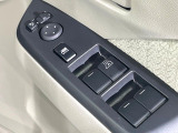 【電動格納ミラー】サイドミラーは電動格納式となっており、狭い駐車場でもキズがつくリスクを抑えられます。
