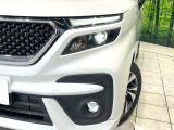 【LEDヘッドライト】悪天候や夜間走行時も良好な視界を確保し安心して運転できる高輝度LEDヘッドライトを装備!点灯速度が早く、消費電力も抑えられています。
