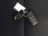 電子キーをポケットやカバンに入れているだけで、ドアの開錠・施錠が行えます。荷物を抱えていてもラクラク開閉です。エンジン始動も行えます。