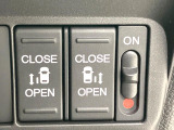 【両側パワースライドドア】スマートキーや運転席のスイッチで後席両側スライドドアの開閉が可能♪電動だから力を入れてドアを開ける必要が無く、小さなお子様でも簡単に開け閉めでき快適です♪