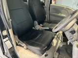 運転席、助手席です。座面も広くゆったりと座れます。