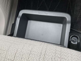 助手席にはアンダートレイも備えちょっとした収納に便利です。