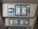 両側電動スライドドアは運転席から操作ができるよう、操作スイッチが付いています。その横にはヘットライトリベライザーのスイッチがついています。道路状況や積荷の加重に応じてライトの高さを調節できます。