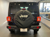 誰が見ても「あッJeepだ」とわかるデザインになっております。