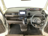 【前方視界】開放的な前方視界!運転がしやすく疲れにくいです♪窓が大きく、見通しがとっても良いおクルマですよ♪