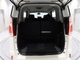 サードシートは跳ね上げ式なので、フロアスペースを有効に活用出来ます。